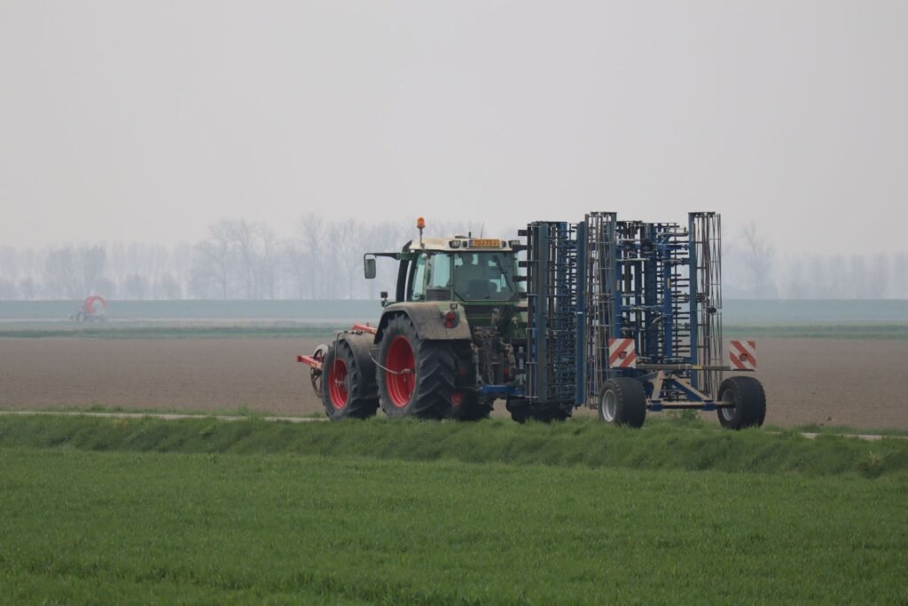 Tractor trabajando la tierra