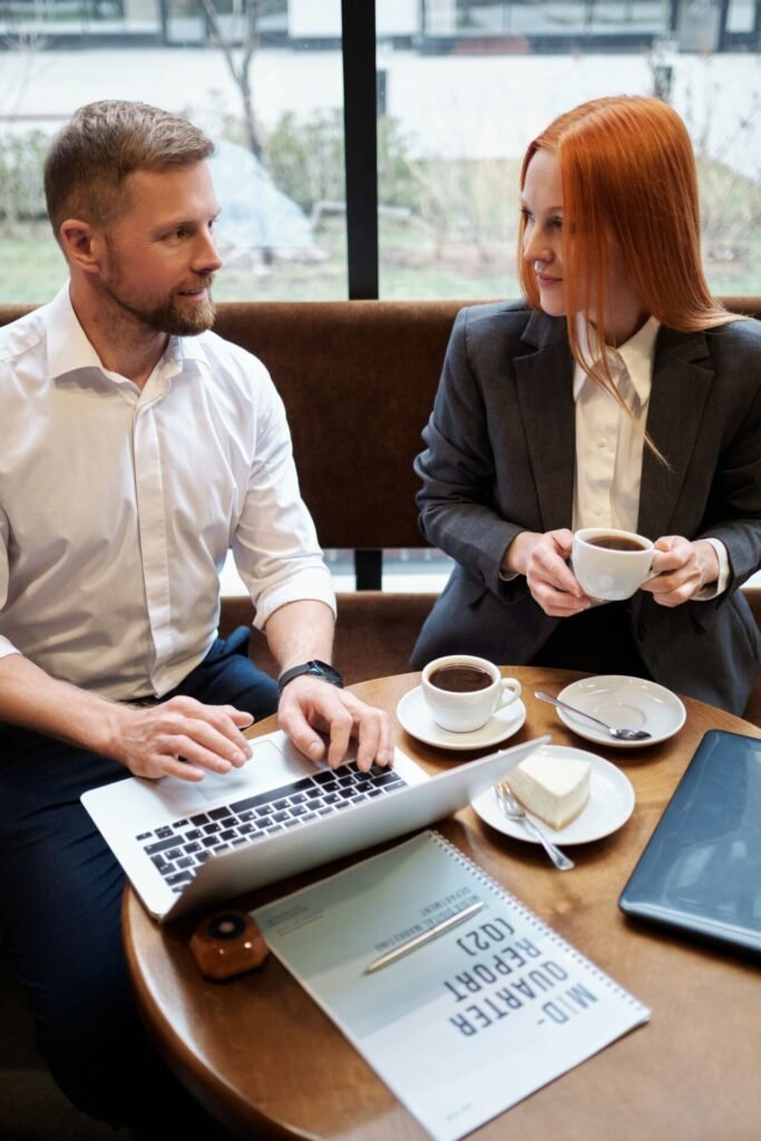 Profesionales conversando con un café